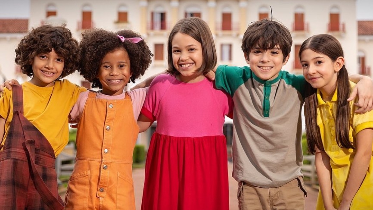 Giovanna Urbano (Mônica), Felipe Rosa (Cebolinha), Manu Colombo (Magali), Bernardo Faria (Cascão) e Sabrina Souza (Milena) são a versão criança dos personagens da Turma da Mônica