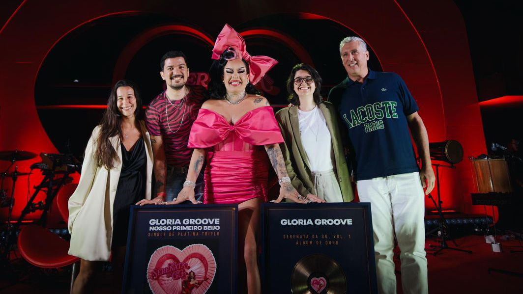 Glória Groove recebe disco de platina