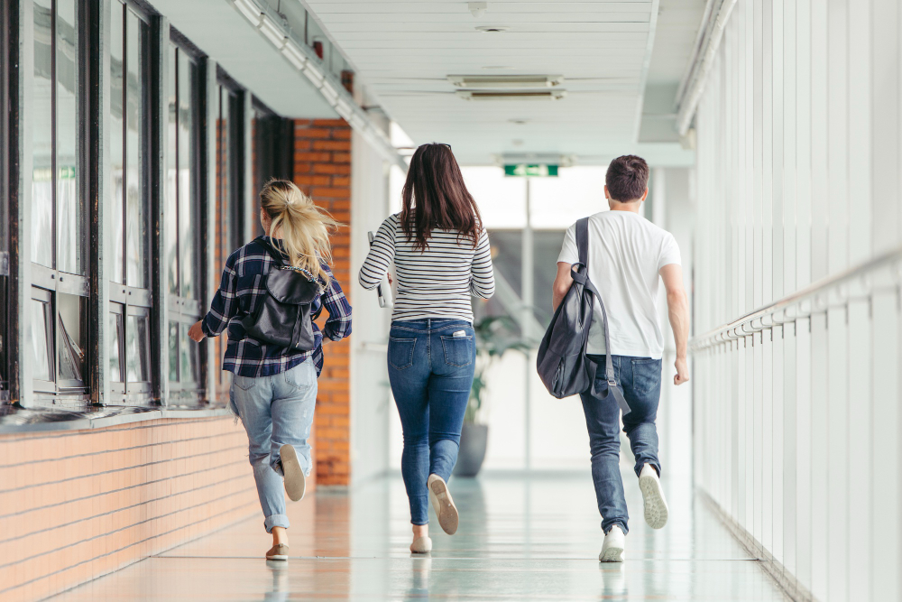 Os estudantes devem buscar por ajuda, seja compartilhando com alguém de confiança ou mesmo buscando os serviços de apoio que as instituições oferecem