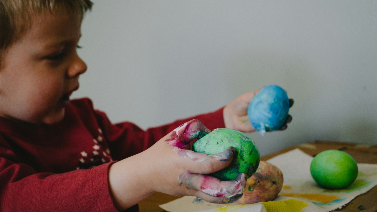 7 brincadeiras longe das telas para estimular o desenvolvimento infantil