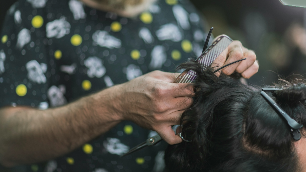 Cortar ajuda no crescimento do cabelo; entenda