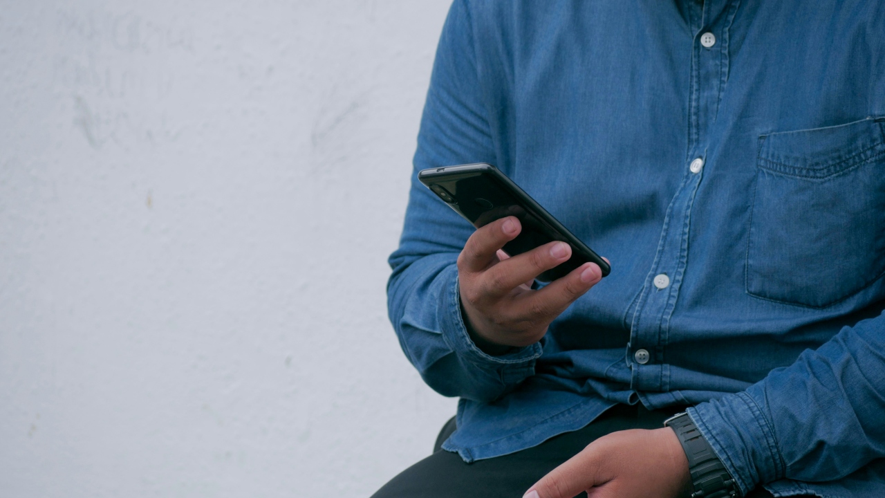 Especialista sugere detox de celular para melhorar energia da casa: entenda relação do Feng Shui e eletrônicos