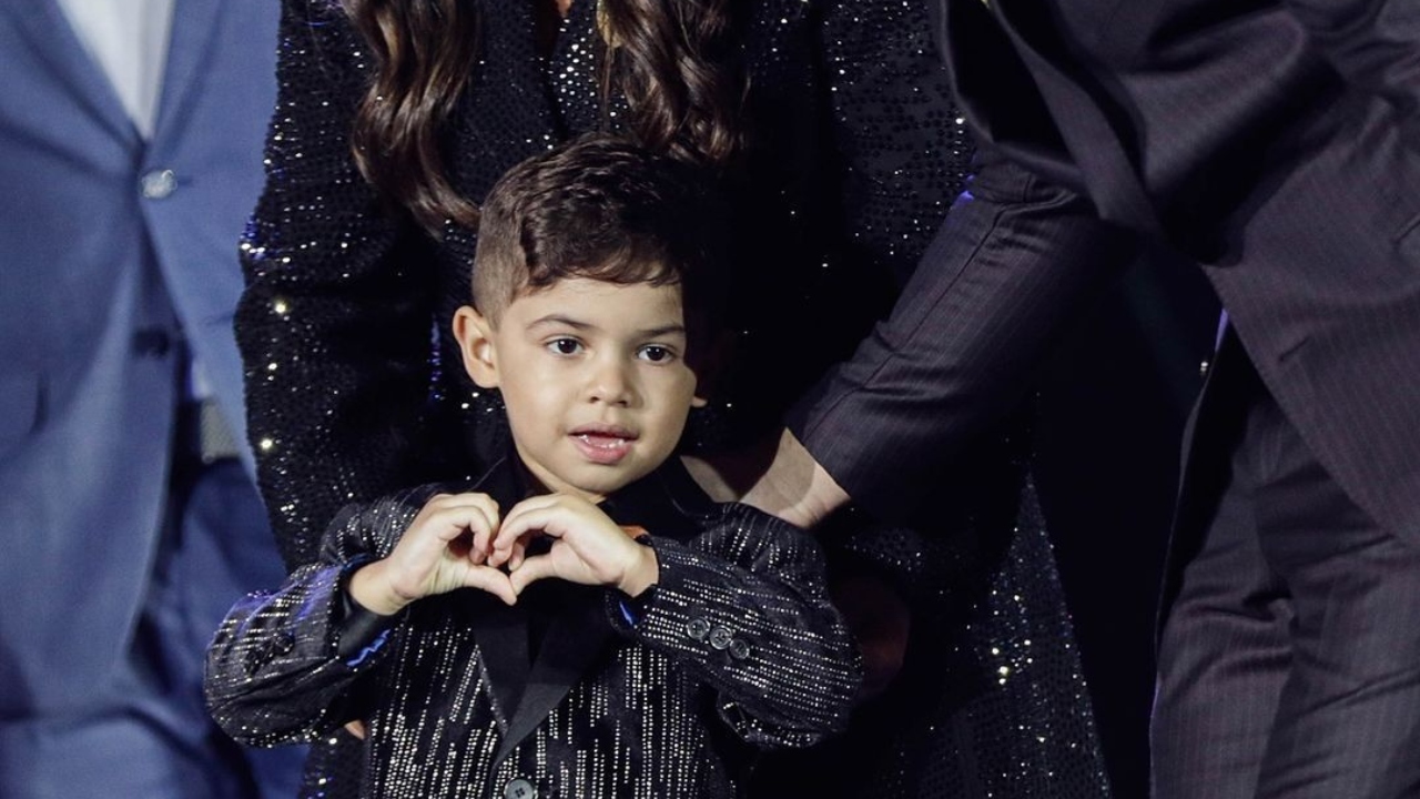 Filho de Marília Mendonça rouba a cena em homenagem à cantora