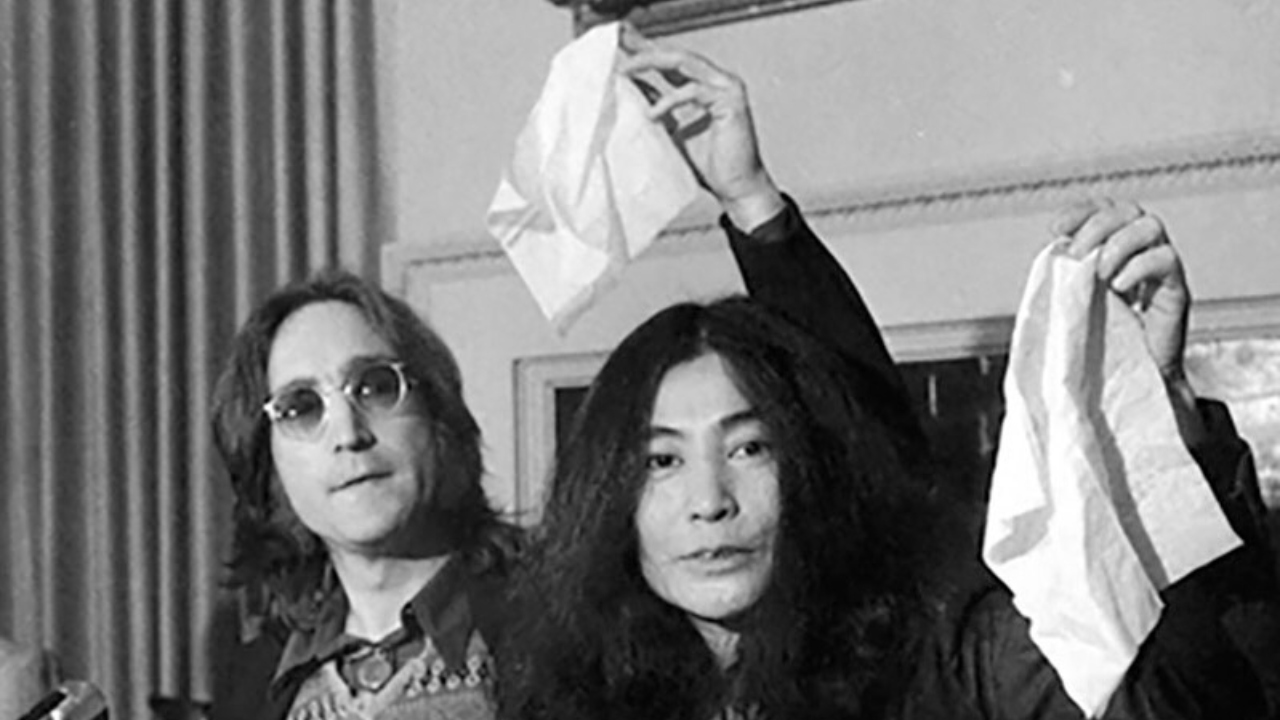 John Lennon foi assassinado por fã em frente a prédio que morava com a esposa, Yoko Ono