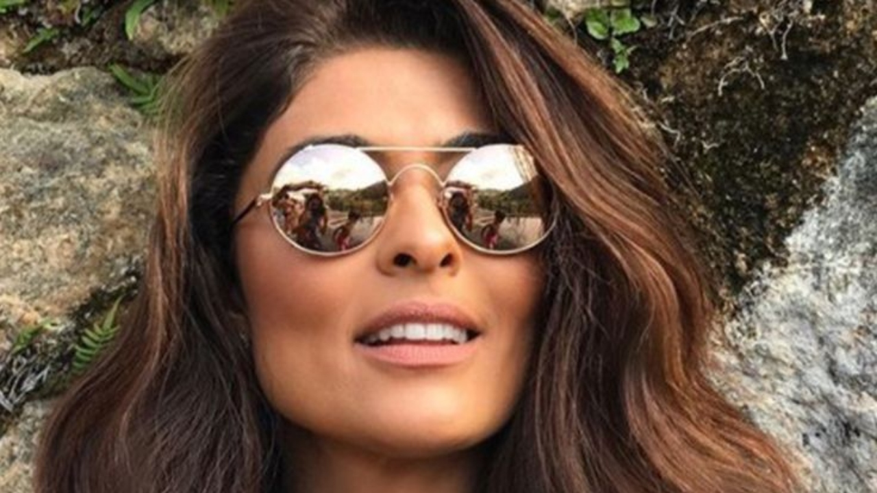 Óculos redondos também são uma opção atemporal; Juliana Paes apostou em uma versão moderna com lentes espelhadas