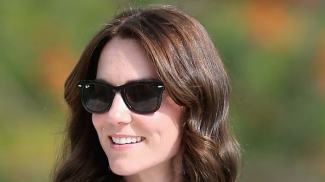 Kate Middleton usando o clássico modelo de óculos de sol wayfarer