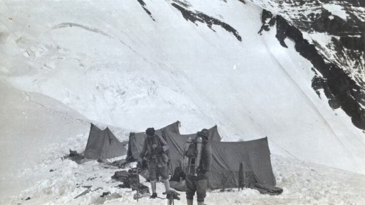 Restos de Andrew Irvine, desaparecido há 100 anos no Everest, podem ter sido encontrados