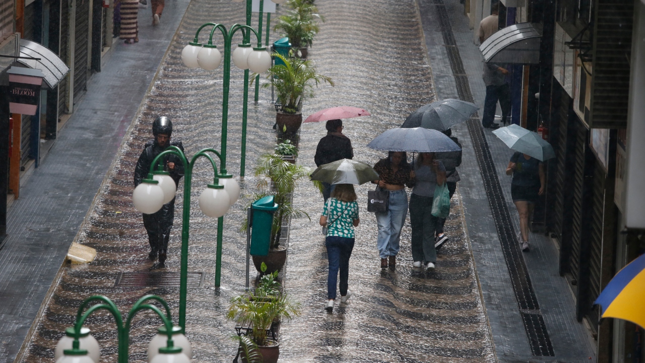 Alerta laranja: chuvas intensas deixam regiões em atenção. Veja como se preparar!