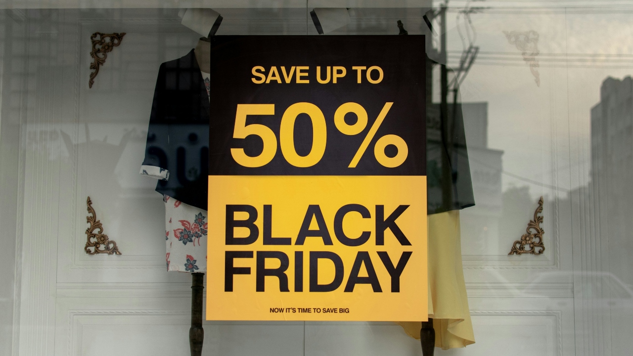 Lojistas antecipam ofertas em novembro: é melhor comprar na Black Friday ou antes?