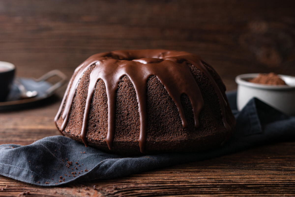 Bolo de chocolate vegano com especiarias e calda de chocolate