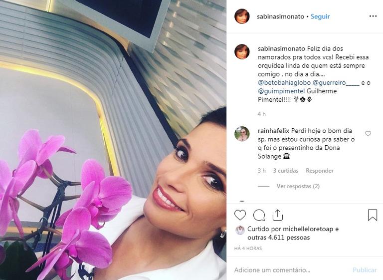 Jornalista recebe flores em jornal ao vivo, mas não é do marido