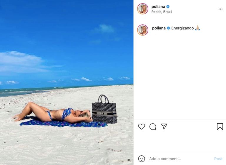 Poliana Rocha posa de biquíni, na praia, renovando seu bronzeado