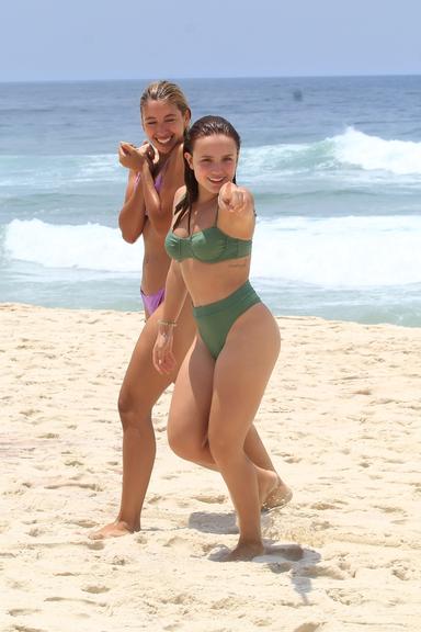 Larissa Manoela é clicada se divertindo na praia