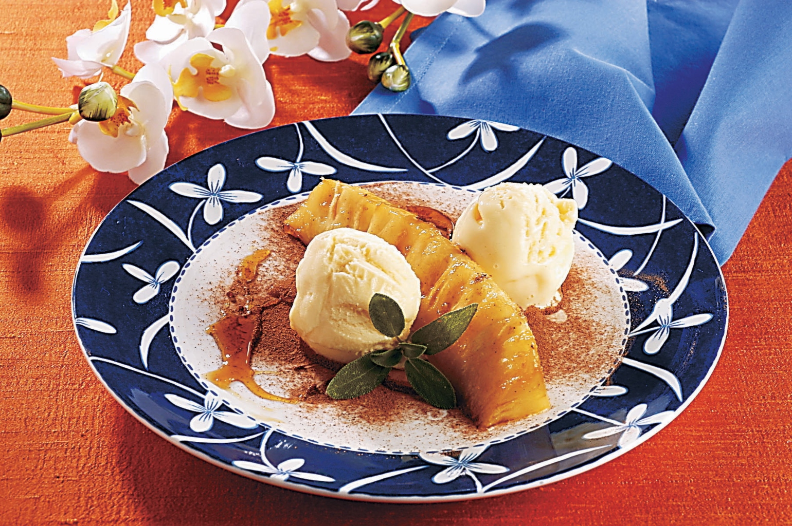 Foto de abacaxi caramelizado com bolas de sorvete