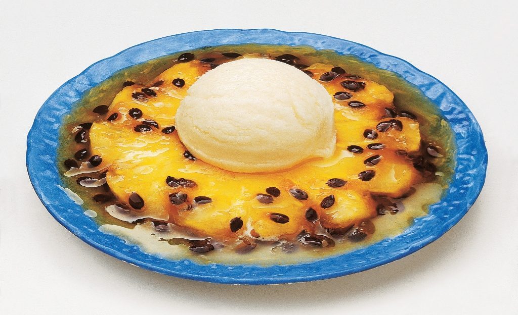 Foto de doce de abacaxi com calda de maracujá