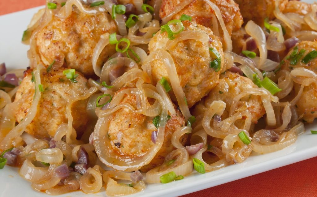 Foto de receita de almôndega de frango acebolada