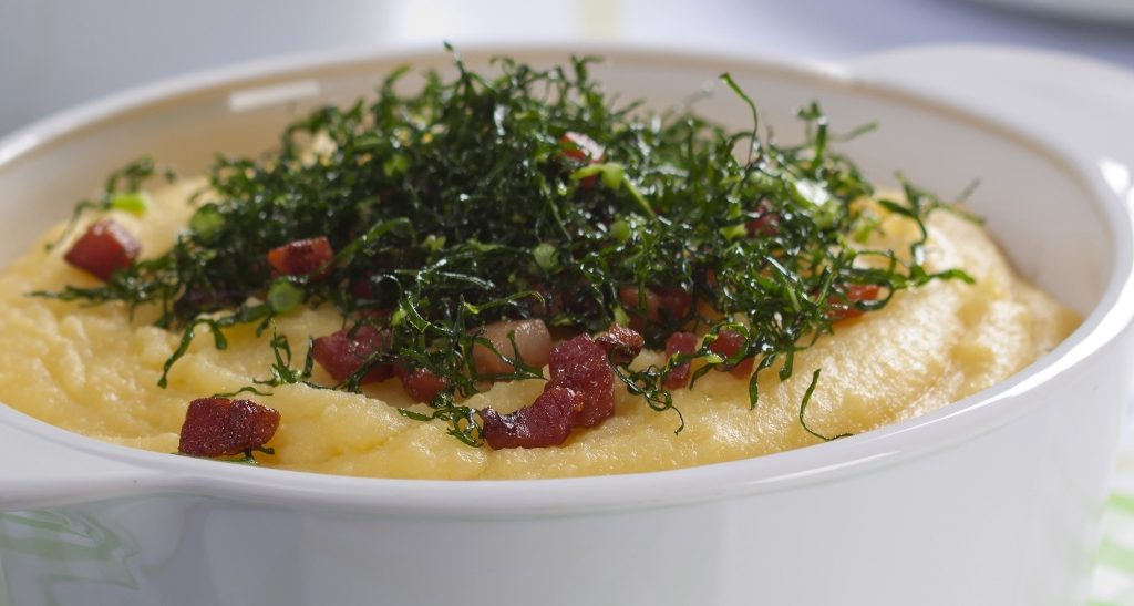 Foto de receita de angu cremoso com bacon e couve frita