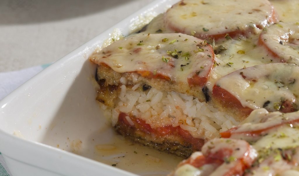 Foto de receita de arroz à parmegiana com berinjela
