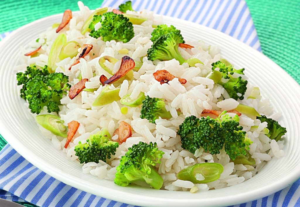 Foto de receita de arroz com brócolis e bacon
