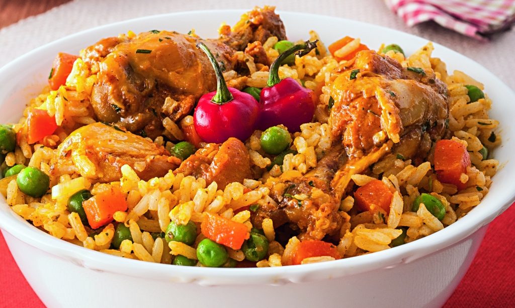 Foto de receita de arroz com frango na panela de pressão