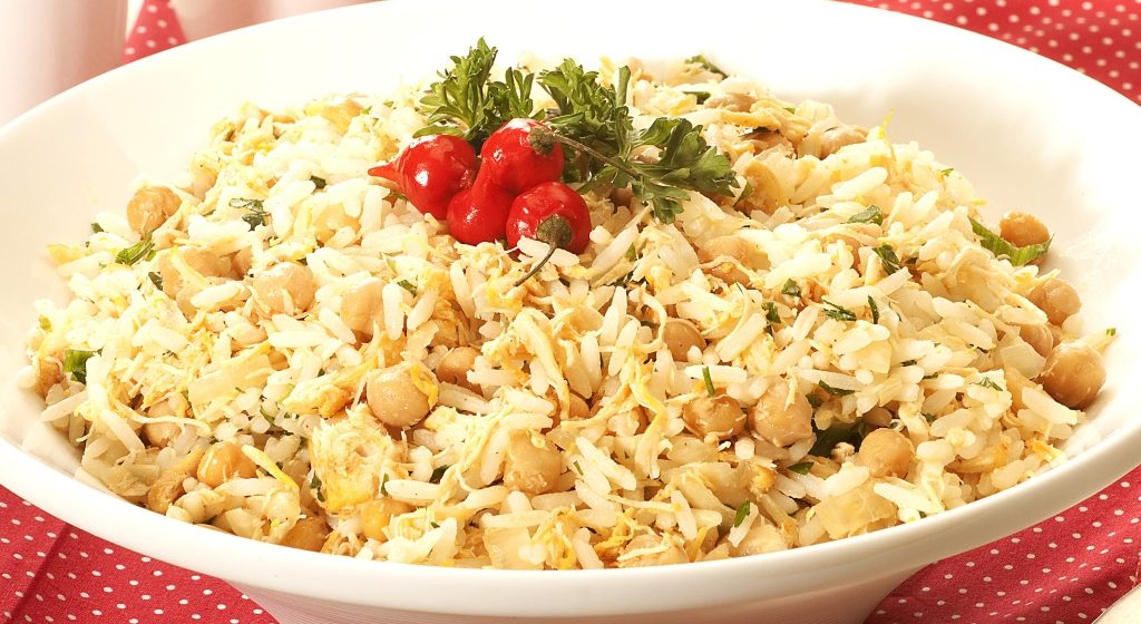 Foto de receita de arroz com frango e grão-de-bico
