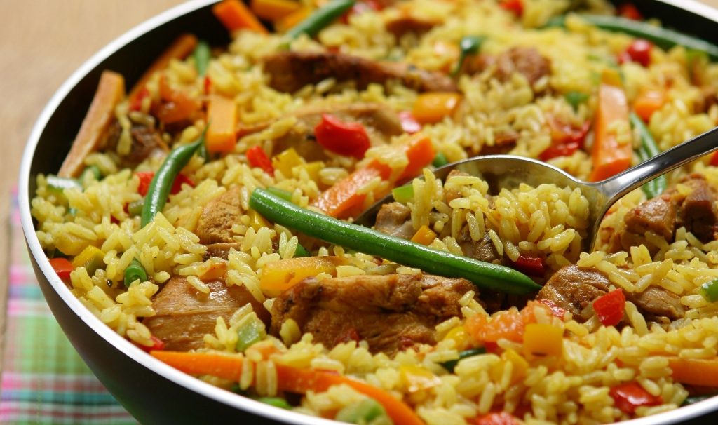 Foto de receita de arroz com frango e legumes, paella