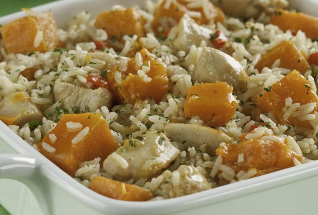 Foto de receita de arroz com frango em cubos de abóbora