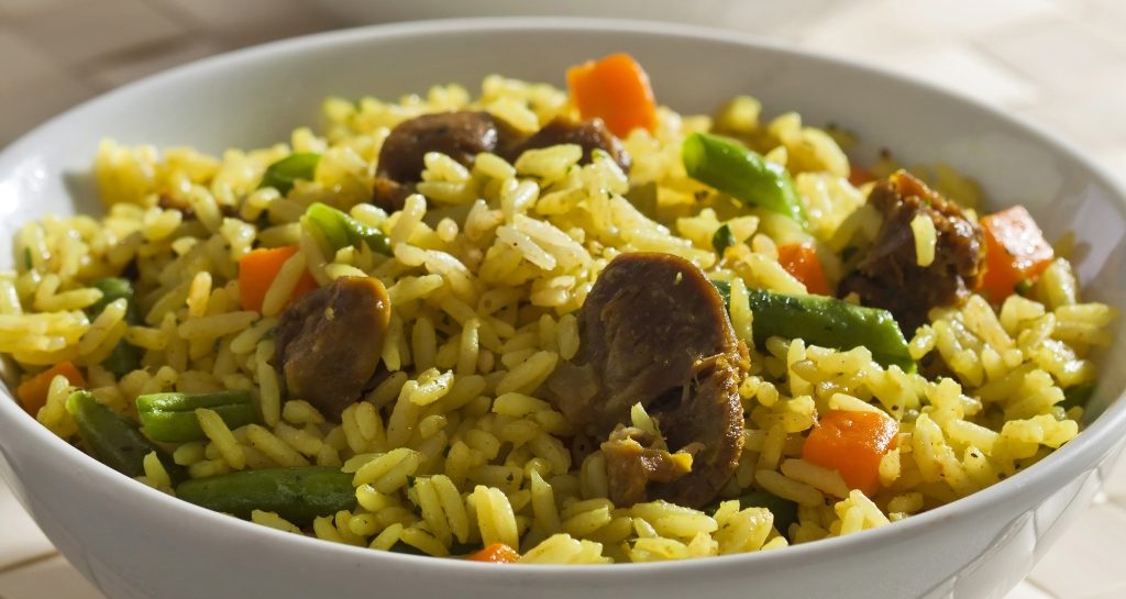Foto de receita de arroz de panela de pressão com moela e legumes