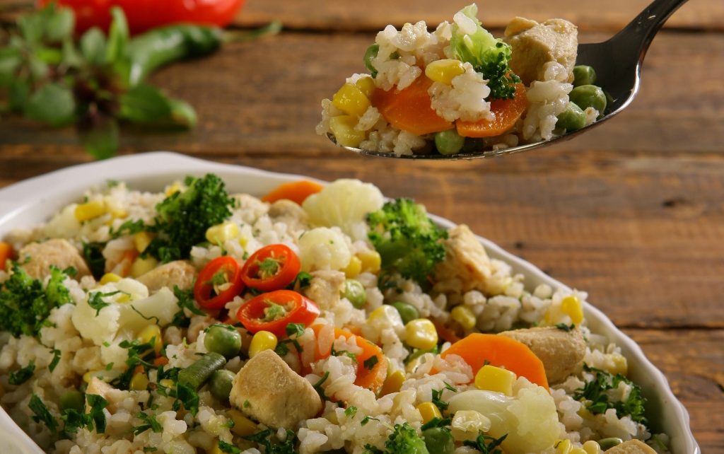 Foto de receita de arroz integral com frango e legumes