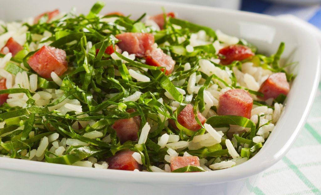 Foto de receita de arroz mineiro com couve e linguiça