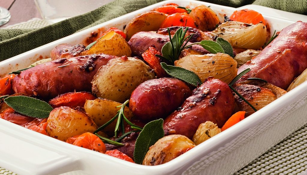 Foto de receita de assado de linguiça, cebola e batata
