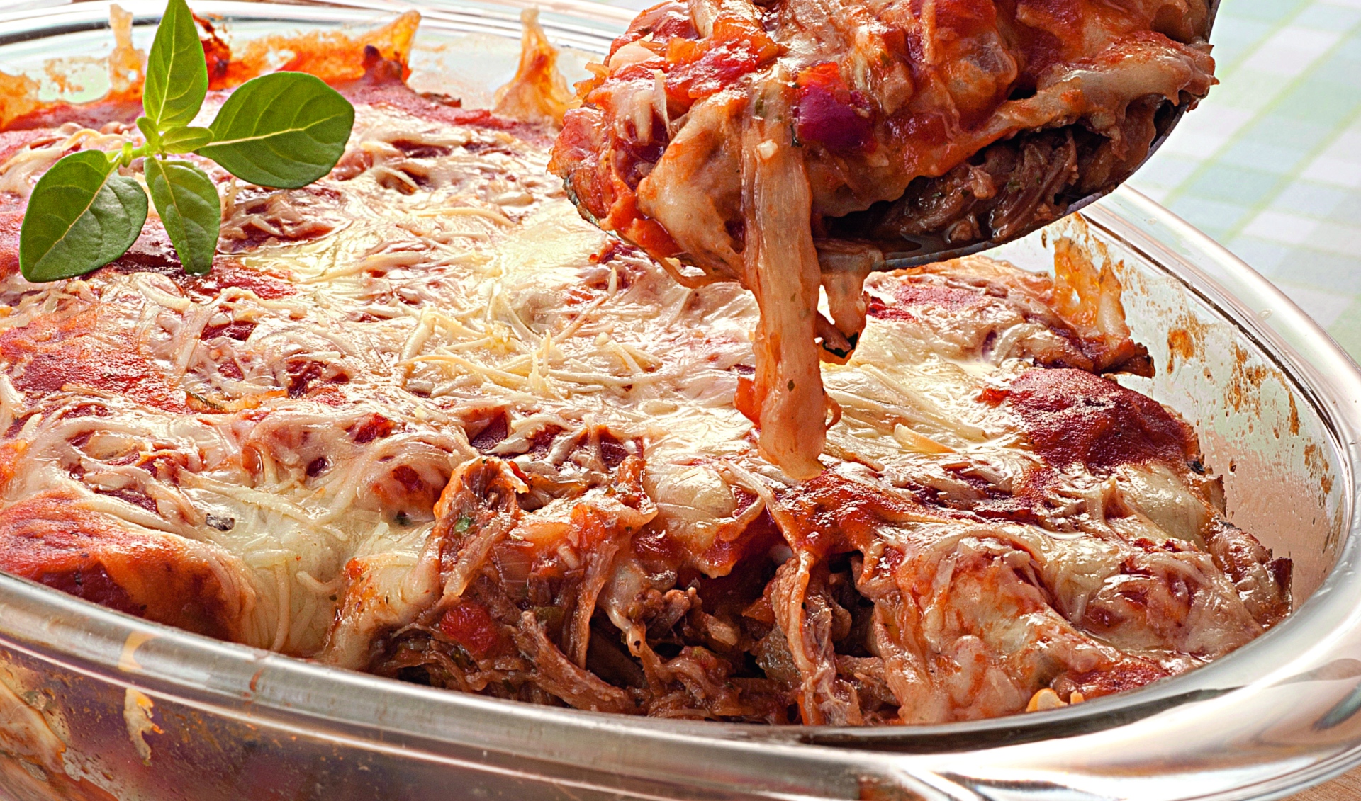 Carne desfiada à parmegiana