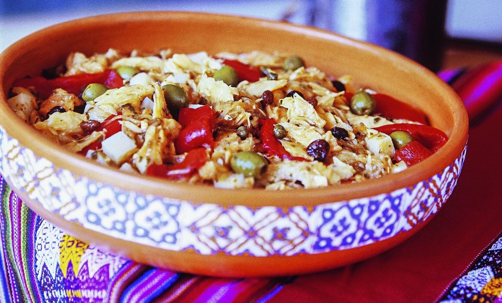 Foto de Bacalhau com amêndoas e pimentão numa travessa