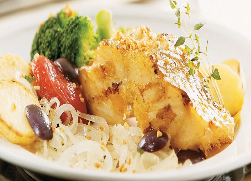 Foto do bacalhau acompanhado por legumes