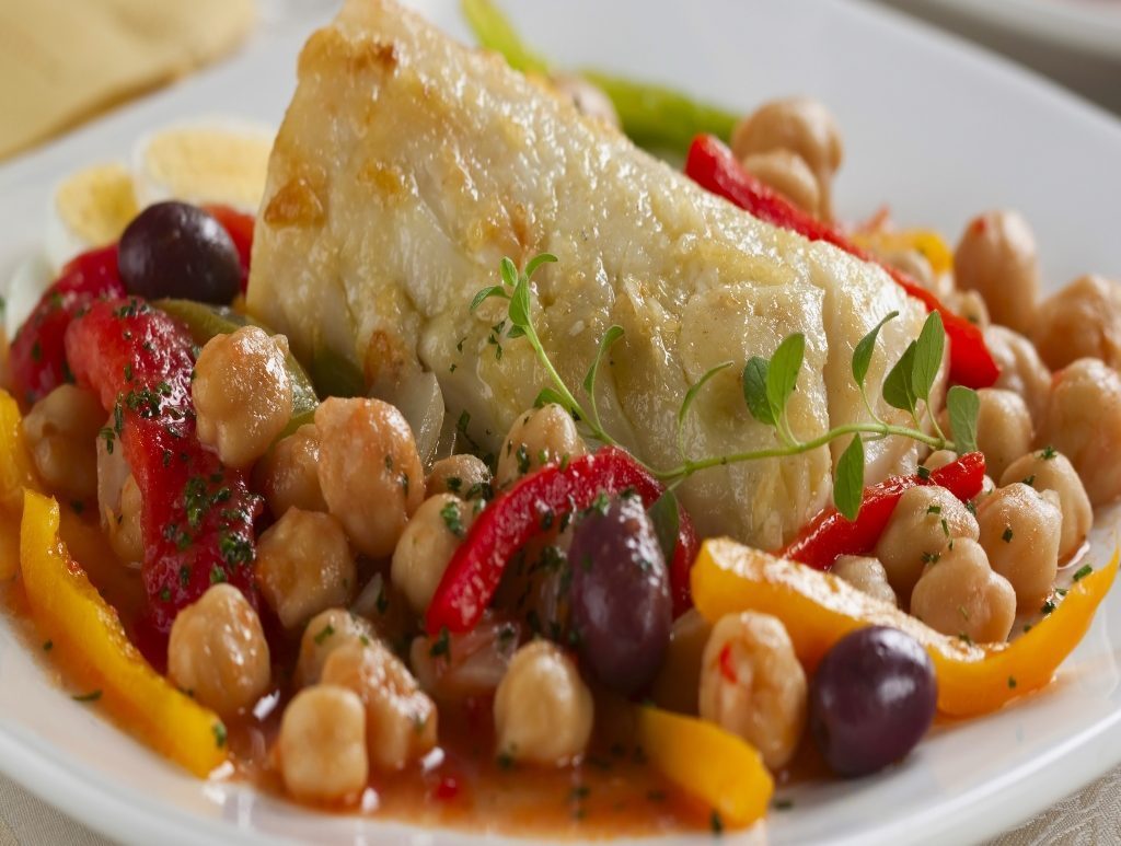 Foto de bacalhau com grão-de-bico no prato