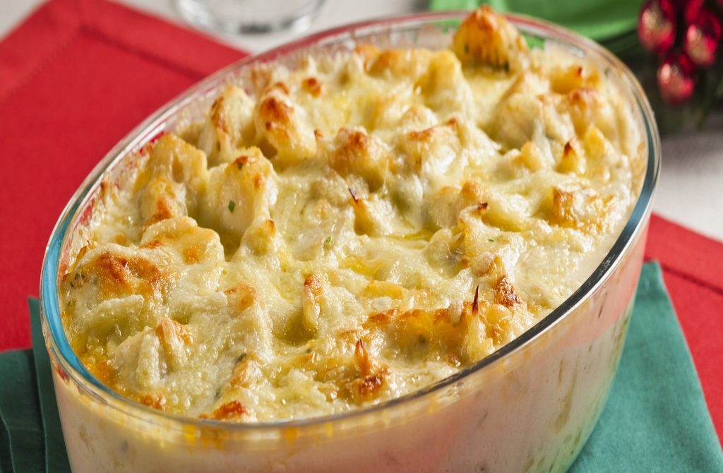 Foto de bacalhau com queijo e batata em uma travessa de vidro
