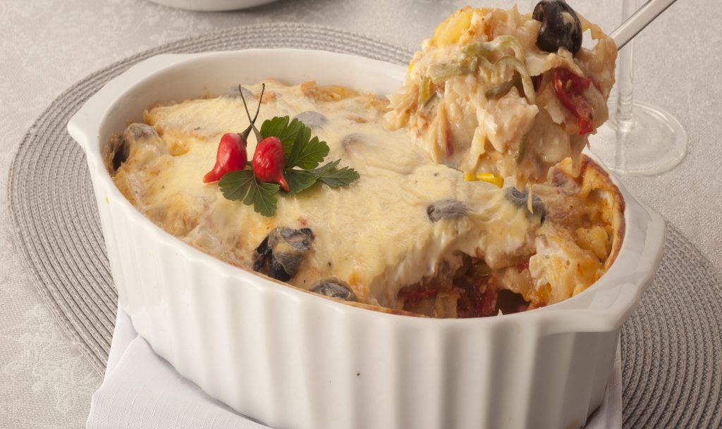 Foto de Bacalhau cremoso servido na travessa.