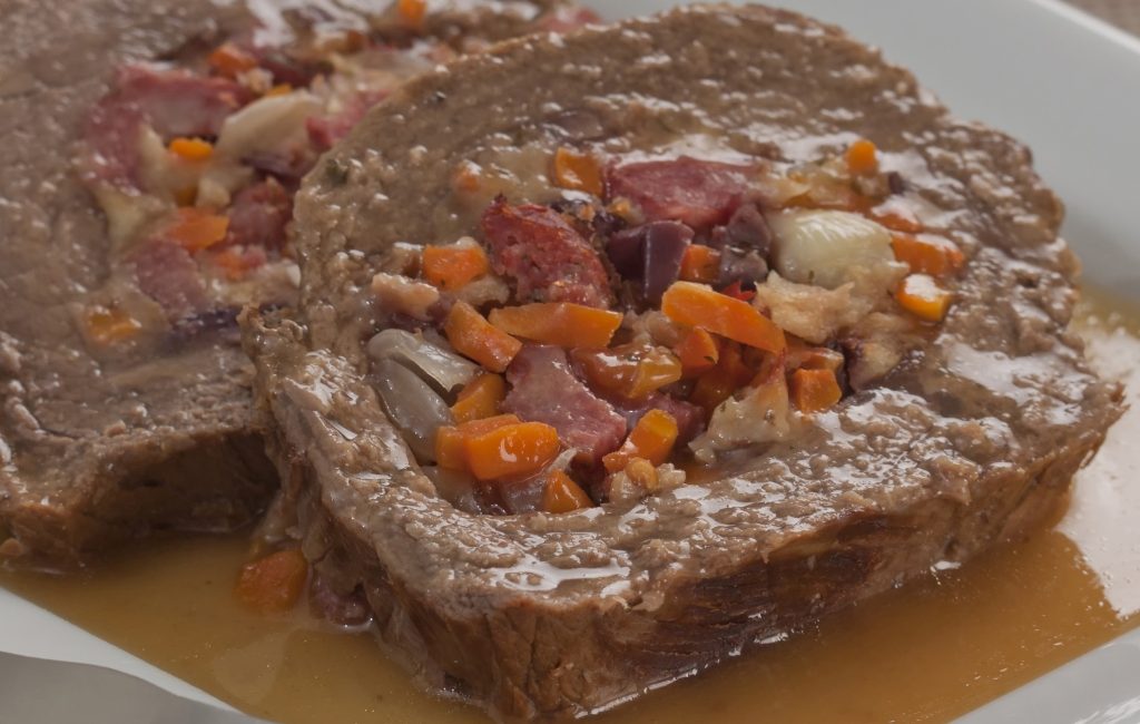 Foto de receita de alcatra recheada com linguiça