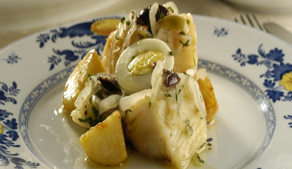 Foto de bacalhoada no prato.