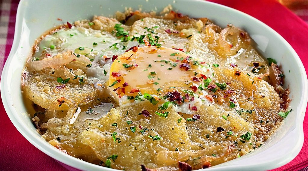 Foto de batata assada com cebola e ovo