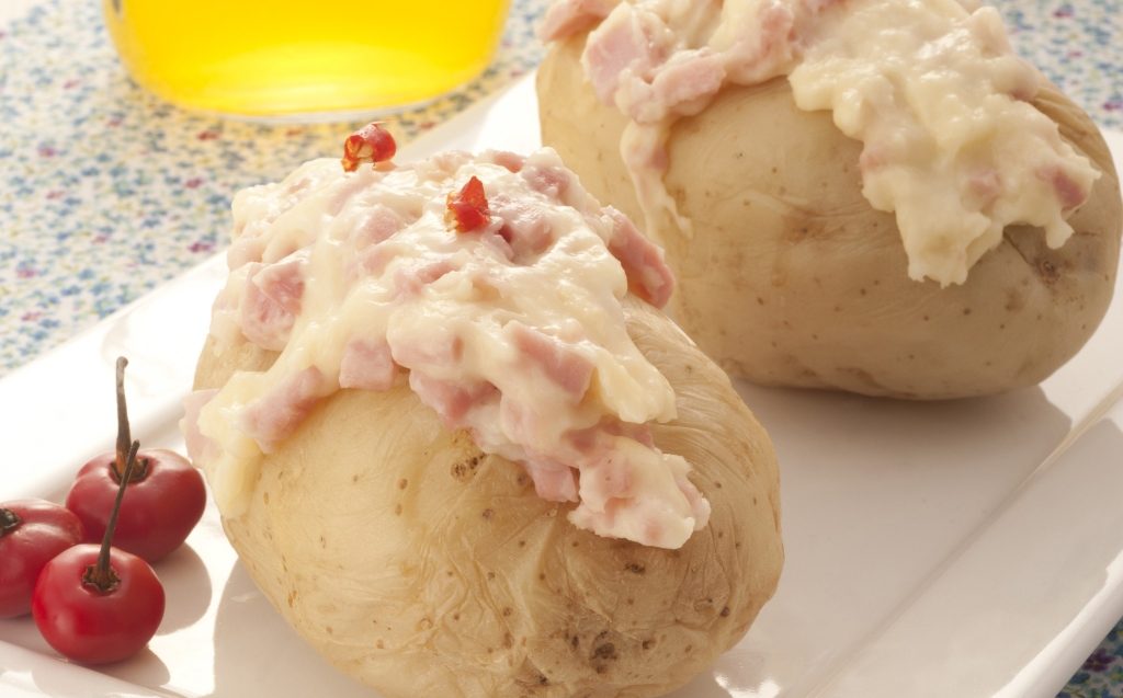 Foto de batata assada com presunto e requeijão