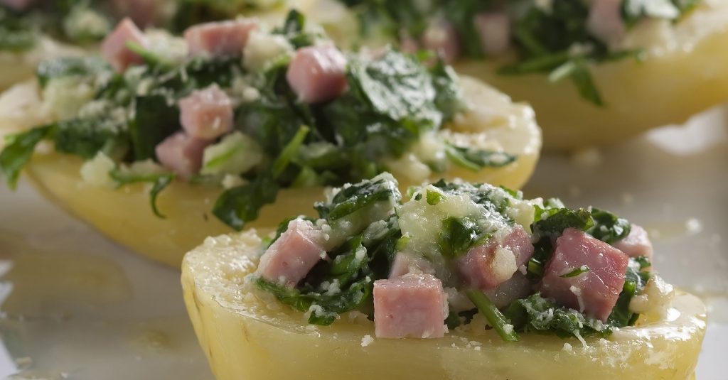 Foto de batata assada com presunto e verdura