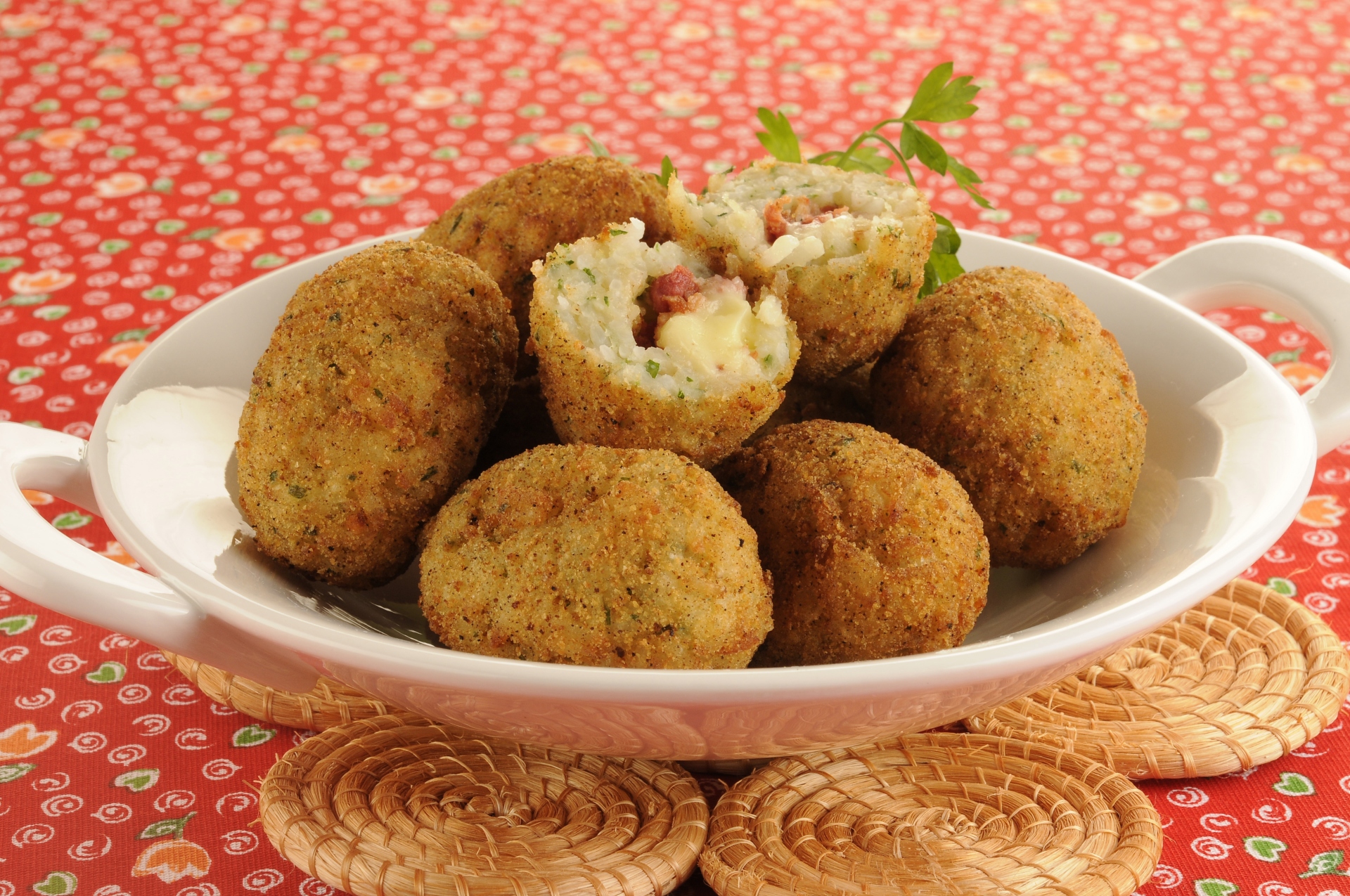 Foto de Bolinho de arroz recheado com linguiça calabresa