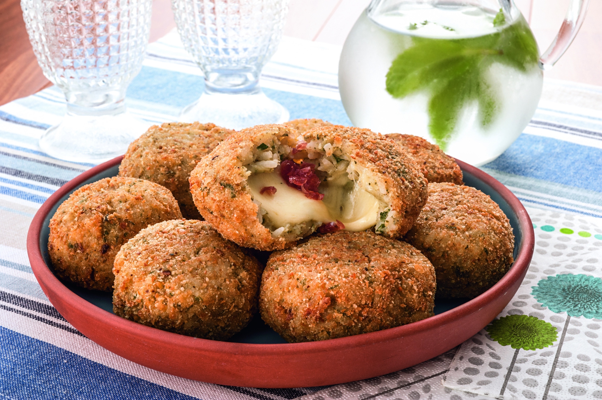 Foto de Bolinho de arroz com queijo e salame