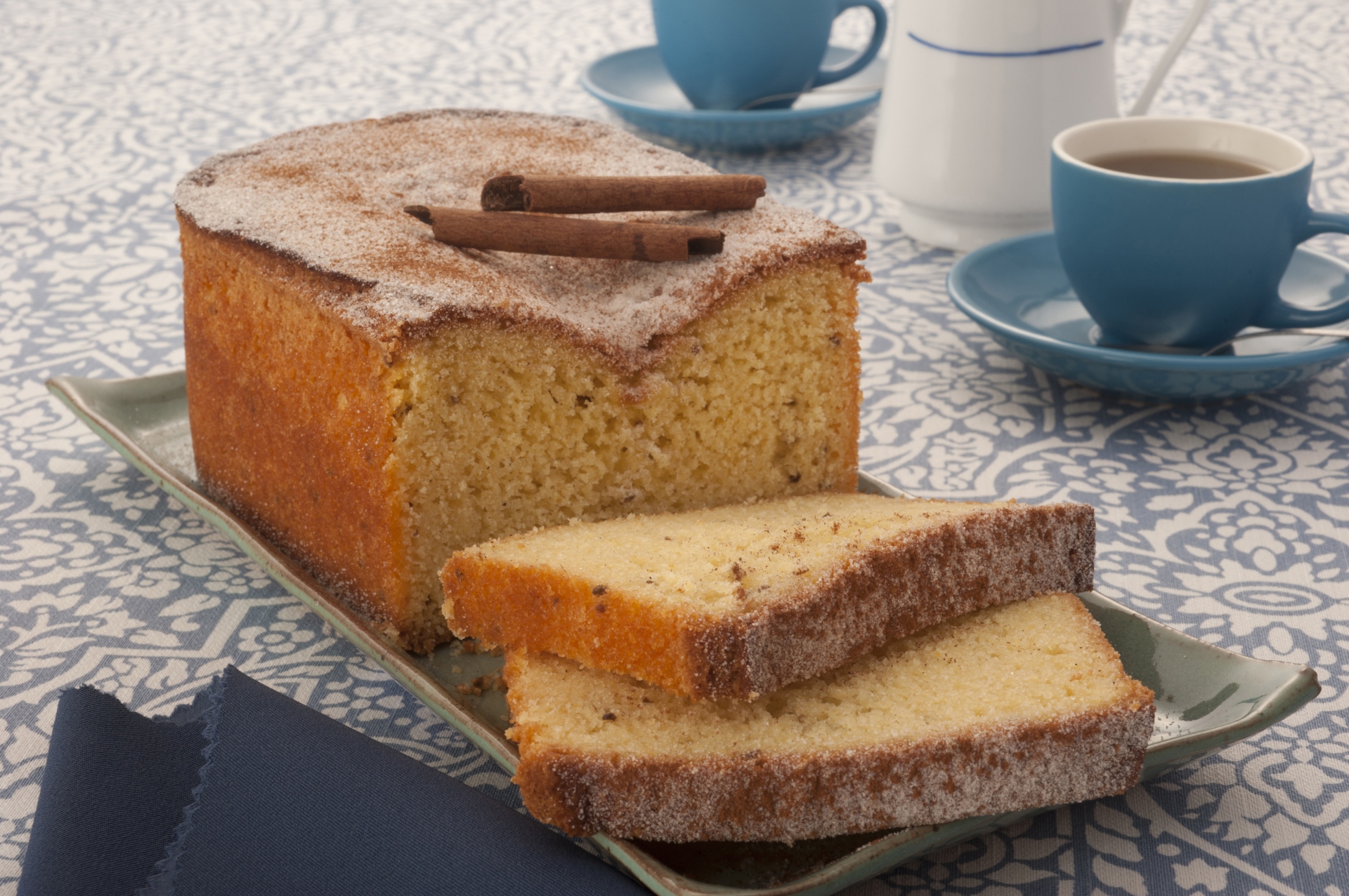 Foto de bolo de milho com erva-doce e laranja