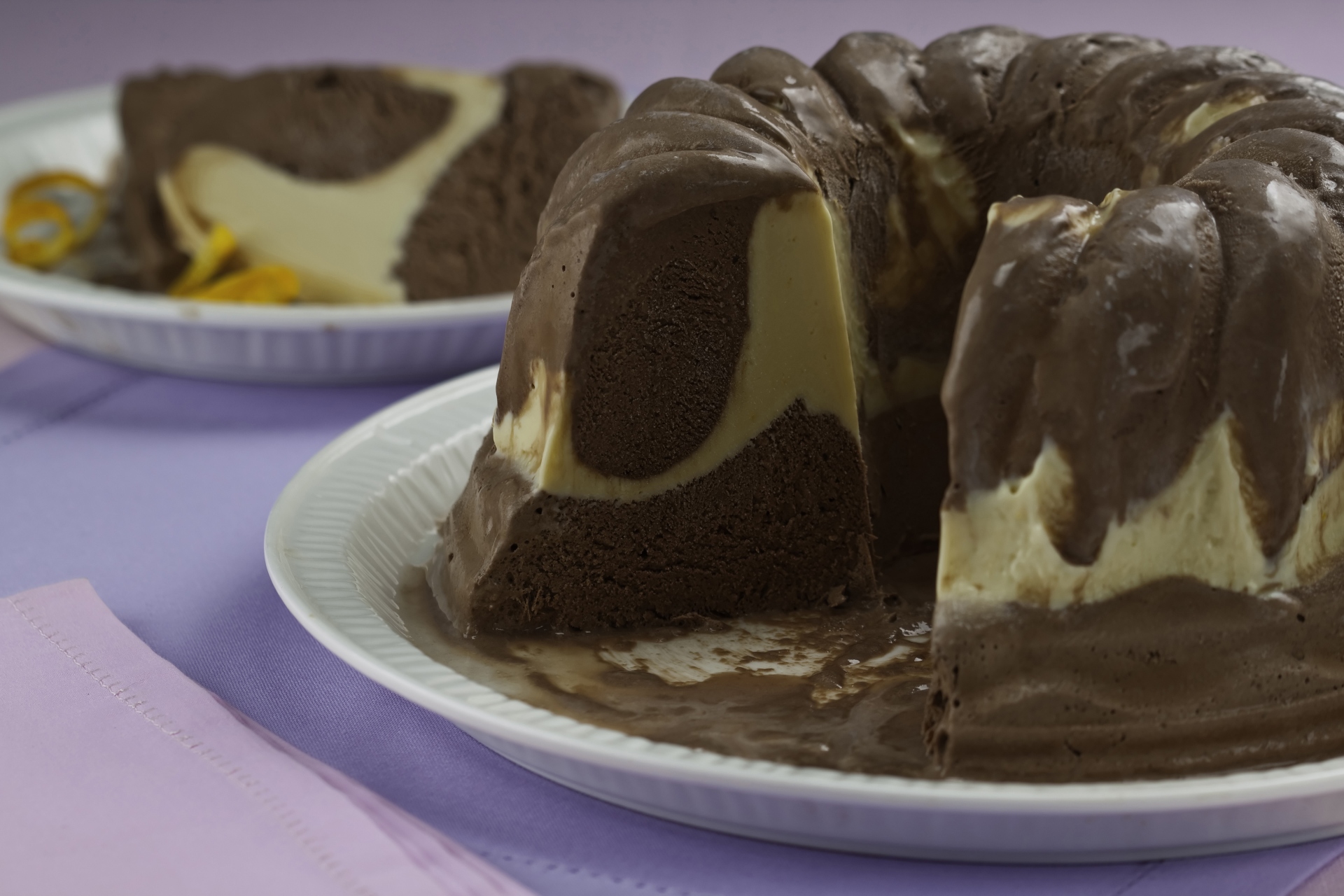 Foto de Bolo de trufa de laranja e sorvete de chocolate