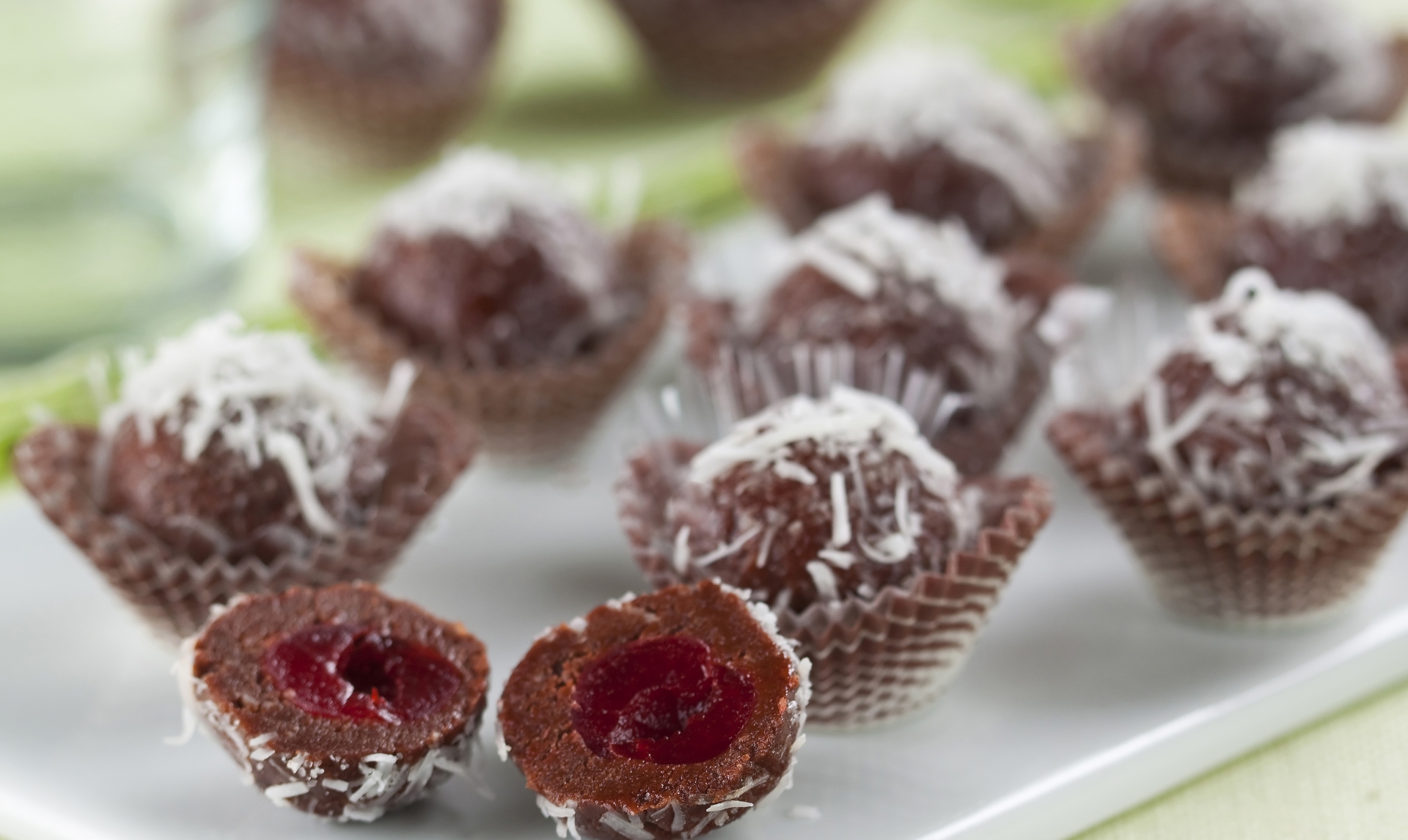 Foto de Bombom de coco, biscoito e cereja