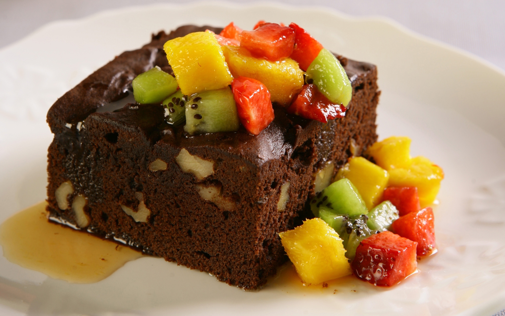 Foto de Brownie de chocolate em pó com frutas