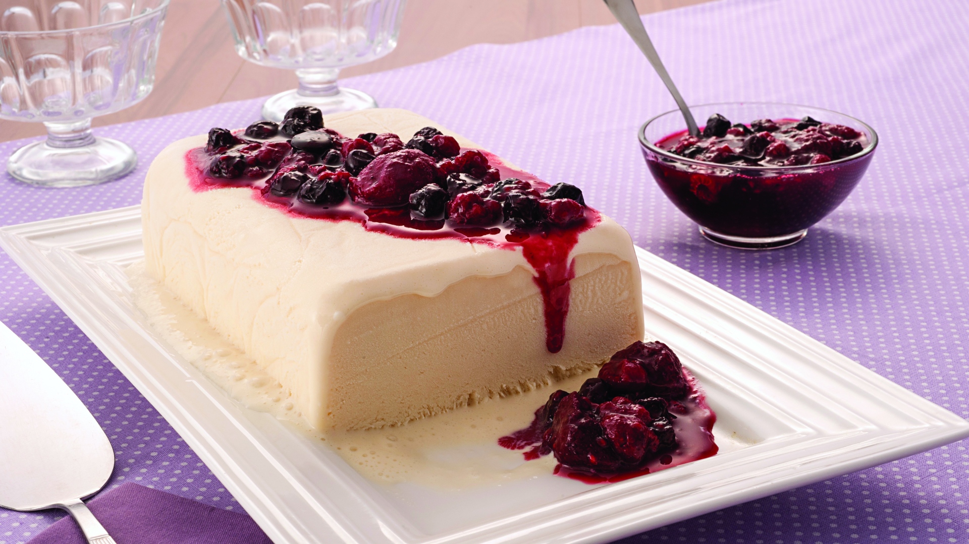 Cassata com calda de frutas vermelhas
