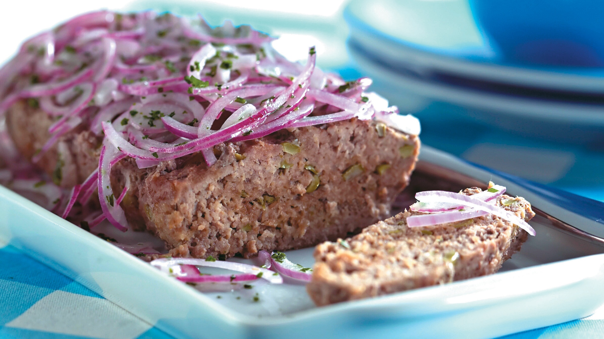 Carne moida assada com salada de cebola roxa